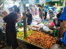 kuaro kalimantan timor, Indonesia 27 aprile 2024. fotografia di un' verdura venditore vendita a un' tradizionale mercato foto