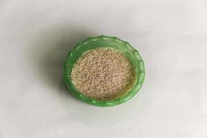 fotografia di riso nel un' plastica contenitore su un isolato bianca sfondo foto