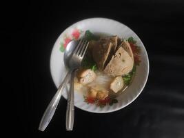fotografia di jumbo Polpette cibo a partire dal Indonesia su un' ciotola su un' nero sfondo foto