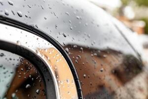 carrozzeria e cromo auto con acqua gocce. foto