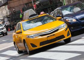 classico strada Visualizza con giallo taxi nel nuovo York città foto