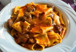 pappardelle con cinghiale ragù. toscana tipico ricetta. foto