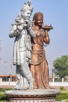 grande statua di signore Radha krishna vicino delhi internazionale aeroporto, delhi, India, signore krishna e Radha grande statua toccante cielo a principale autostrada mahipalpur, delhi foto