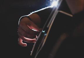 giocando classico chitarra. selettivo messa a fuoco. foto