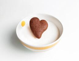 cioccolato biscotto cuore sagomato nel bianca latte foto