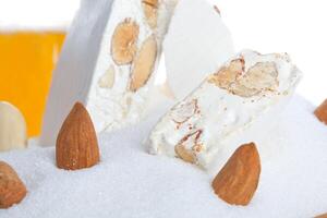 dolce torrone con mandorle foto