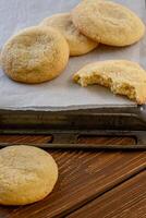 delizioso zucchero biscotti su di legno tavolo, avvicinamento foto