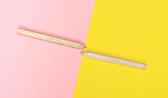 colorato matite su giallo e rosa sfondo. foto