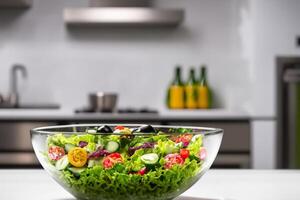 un' bicchiere ciotola di vegano insalata su il tavolo nel un' cucina. vegano Alimenti concetto Immagine. foto