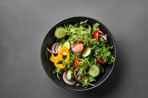 un' ciotola di salutare vegano insalata a partire dal superiore Visualizza. vegano Alimenti sfondo Immagine. foto