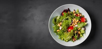 vegano insalata nel un' ciotola isolato su grigio sfondo a partire dal superiore Visualizza foto