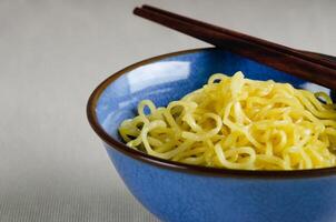 uovo spaghetto nel ceramica ciotola per Cinese cibo ricetta foto