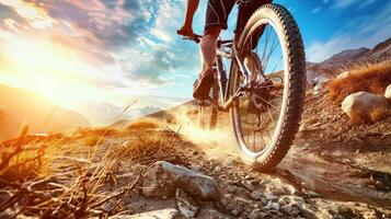 un' persona è equitazione un' bicicletta su un' roccioso montagna pista foto