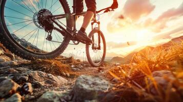 un' persona è equitazione un' bicicletta su un' roccioso montagna pista foto