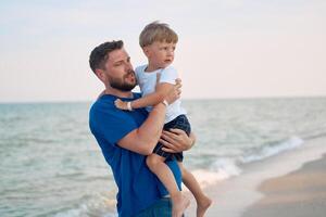 padre figlio la spesa tempo insieme mare vacanza giovane papà bambino poco ragazzo a piedi spiaggia foto