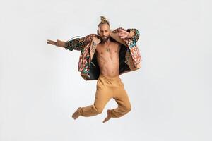 gay uomo danza nel foto studio