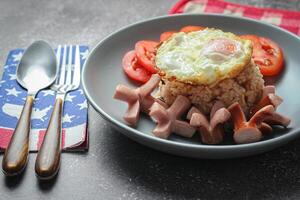 americano fritte riso con salsiccia, uovo e fritte pollo bacchette foto