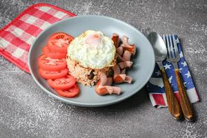 americano fritte riso con salsiccia, uovo e fritte pollo bacchette foto