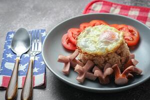 americano fritte riso con salsiccia, uovo e fritte pollo bacchette foto