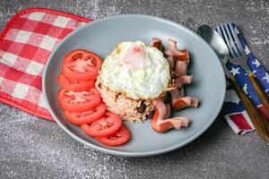 americano fritte riso con salsiccia, uovo e fritte pollo bacchette foto