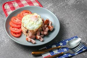 americano fritte riso con salsiccia, uovo e fritte pollo bacchette foto