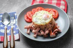 americano fritte riso con salsiccia, uovo e fritte pollo bacchette foto