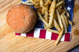 formaggio hamburger - americano formaggio hamburger con d'oro francese patatine fritte su di legno tavola foto