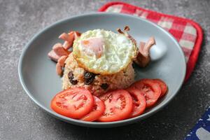 americano fritte riso con salsiccia, uovo e fritte pollo bacchette foto