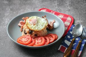 americano fritte riso con salsiccia, uovo e fritte pollo bacchette foto