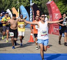 nuovo delhi, India - ottobre 15 2023 - vedanta delhi metà maratona gara dopo covid nel quale maratona partecipanti di per attraversare il finire linea, delhi metà maratona 2023 foto