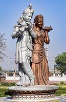 grande statua di signore Radha krishna vicino delhi internazionale aeroporto, delhi, India, signore krishna e Radha grande statua toccante cielo a principale autostrada mahipalpur, delhi foto