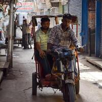 vecchio delhi, India, marzo 15, 2024 - non identificato uomini nel il strade di vecchio delhi, strada fotografia di canni chowk mercato di vecchio delhi durante mattina volta, vecchio delhi strada fotografia foto