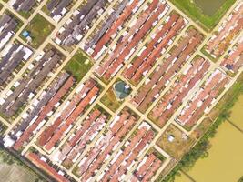 pubblico case nel bandung città a partire dal drone. aereo fuco Visualizza di pubblico alloggiamento su il bordo di il città. Visualizza a partire dal sopra, alloggiamento sviluppo. sopra. sociale questioni. tiro a partire dal fuco volante 100 metri foto