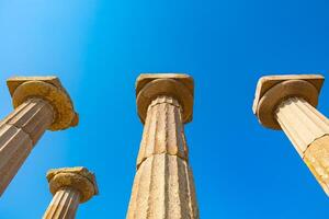 antico greco architettura sfondo foto. colonne di il tempio di athena foto