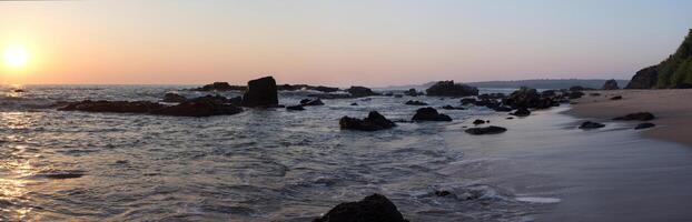 querim goa tramonto oceano roccia foto