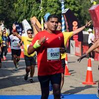 nuovo delhi, India - ottobre 15 2023 - vedanta delhi metà maratona gara dopo covid nel quale maratona partecipanti di per attraversare il finire linea, delhi metà maratona 2023 foto