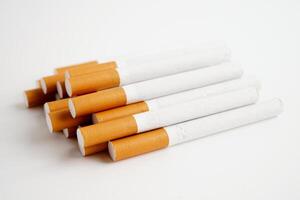 sigaretta, tabacco in rotolo in carta con tubo filtro, concetto non fumatori. foto