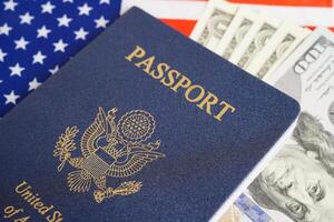 noi passaporto con Stati Uniti d'America dollaro i soldi, americano cittadino nel unito stati di America. foto