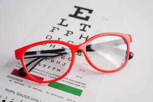 bicchieri su occhio esame grafico per test vista precisione di lettura. foto