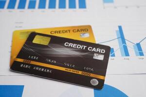 credito carta su grafico carta per in linea acquisti, sicurezza finanza attività commerciale. foto