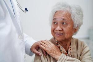 asiatico medico toccante paziente per sostegno, consolazione incoraggiare e Aiuto supporto Salute cura medico. foto