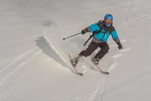 grandvalira, andorra, gen 03, 2021 - giovane uomo che scia nei pirenei presso la stazione sciistica di grandvalira foto