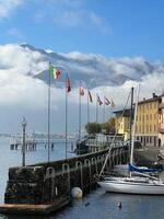 Como, Italia - 12 novembre 2023. yachts siamo ormeggiato a il molo di il cittadina di domaso. Como, Italia foto