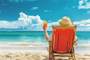 un' uomo è seduta su un' spiaggia sedia con un' bevanda nel il suo mano foto