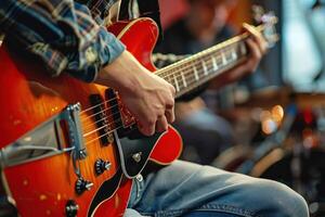 un' uomo è giocando un' chitarra con il suo mano su il collo foto