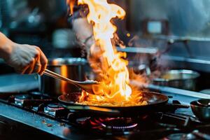 un' capocuoco è cucinando cibo nel un' padella con un' lotto di fuoco foto