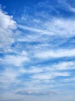 blu cielo con nuvole. bianca nuvole nel il cielo foto
