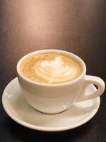 bianca tazza con fermentato caffè. caffè bevanda foto