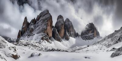 nube giorno roccia collina montagna roccia picco con neve a inverno. avventura spedizione viaggio escursioni a piedi scena Visualizza foto