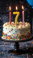 numero 7 candela su torta con palloncini e festa decorazioni per festivo celebrazione foto